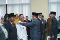 Bupati Sirajudin Lasena menyerahkan SK kepada salah satu pejabat yang dilantik.
