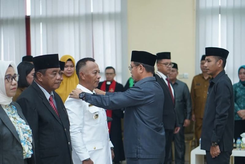 Bupati Sirajudin Lasena menyerahkan SK kepada salah satu pejabat yang dilantik.