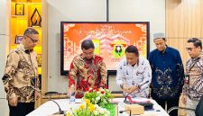Bupati Dr. Sirajudin Lasena, SE., M.Ec.Dev dan Wakil Rektor Bidang Kemitraan, Inovasi, Kewirausahaan, dan Bisnis Unhas Makassar, Prof. Dr. Eng. Adi Maulana, ST. M.Phil, ketika menandatangani nota kesepakatan melalui MoU kerjasama strategis.